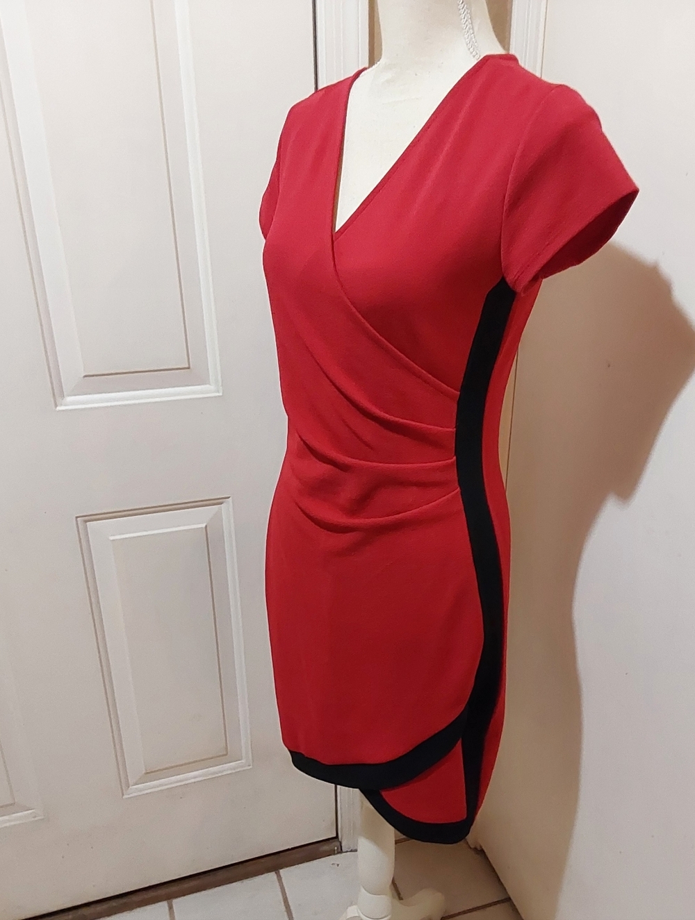 🌺 Like New Almost Famous Professional Red Dress with Black Trim - Picture 4 of 11